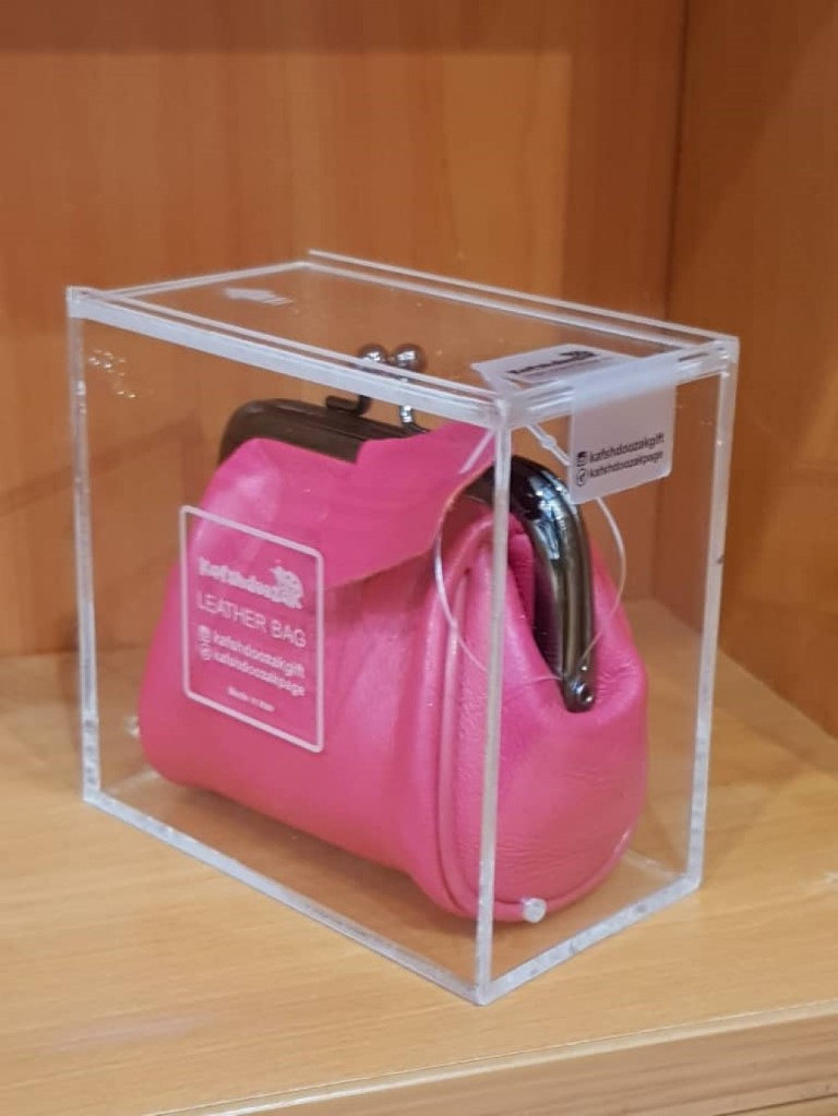 کیف چرمی دهنه‌دار کوچک ساده (با قاب شیشه‌ای) - 0